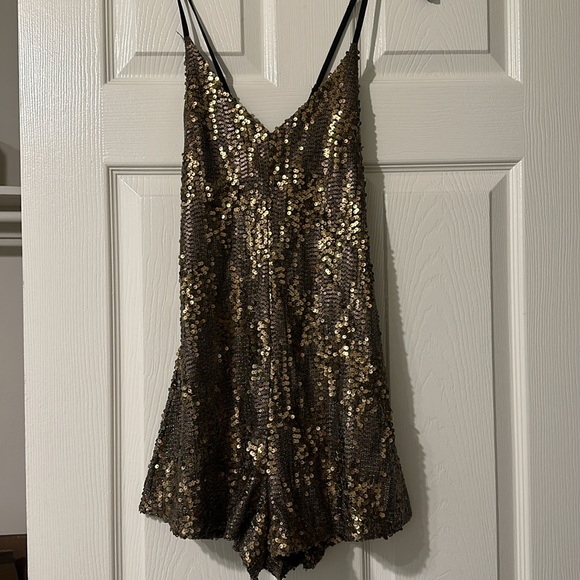 [ASTR] Gold Sequin Romper - XS - Picture 3 of 4